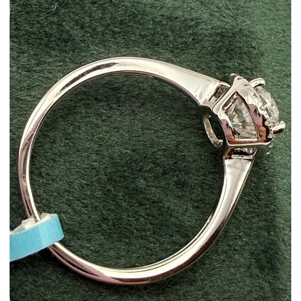 N/A elegant moissanite
